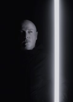 VNV NATION - Ronan Harris im Interview - Teil 1: „Ich habe noch nie Shows wie diese erlebt.“