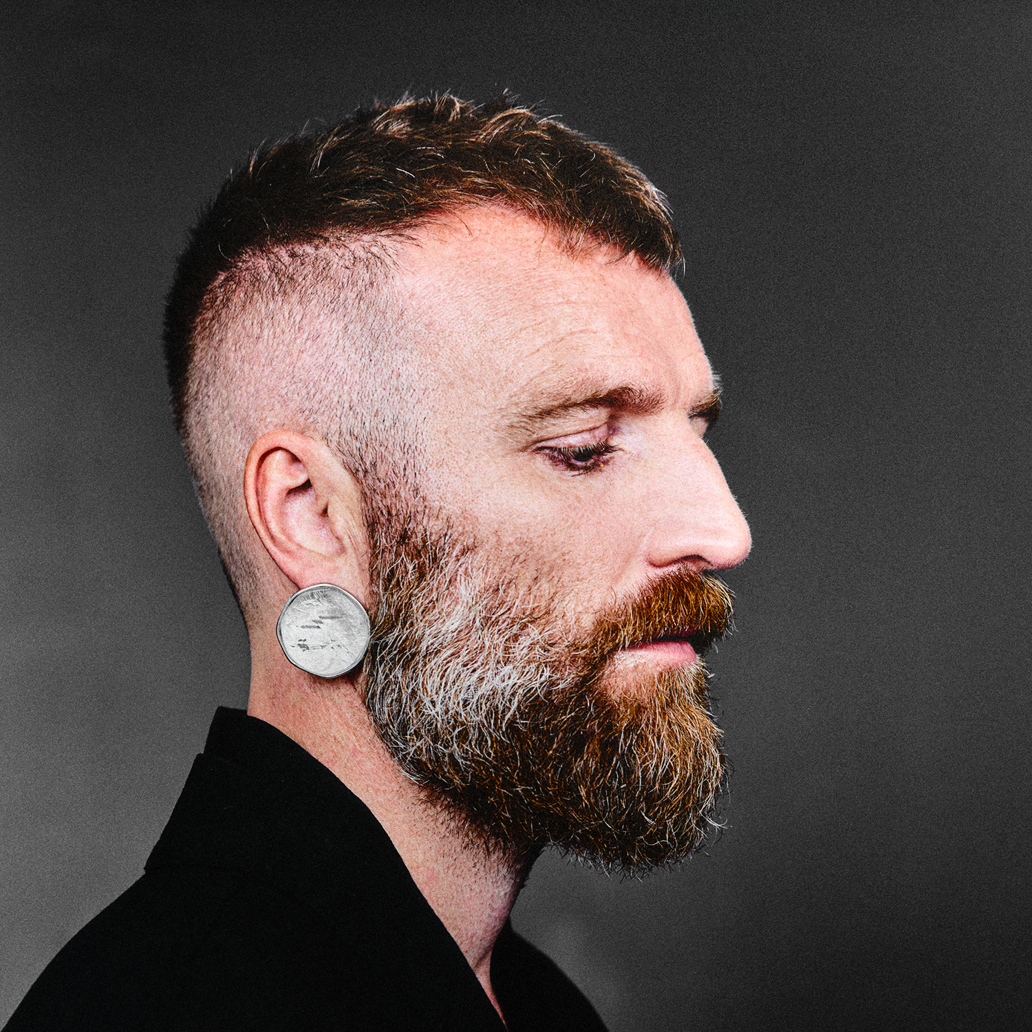Zwischen Simulation und Erinnerung: BEN FROST kündigt neues Album „Under Certain Light and Atmospheric Conditions“ an Zwischen Simulation und Erinnerung: BEN FROST kündigt neues Album „Under Certain Light and Atmospheric Conditions“ an