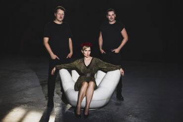 DINA SUMMER im Interview: "Momentan entdeckt eine jüngere Generation diesen 'Dunkel-Sound' für sich"
