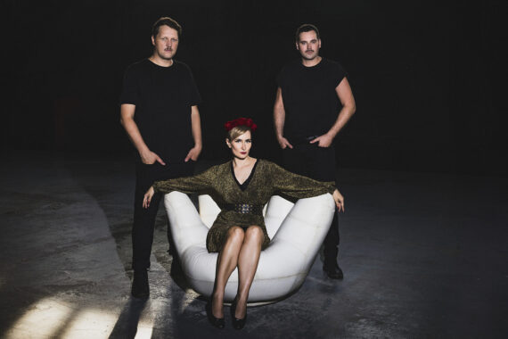 DINA SUMMER im Interview: "Momentan entdeckt eine jüngere Generation diesen 'Dunkel-Sound' für sich"