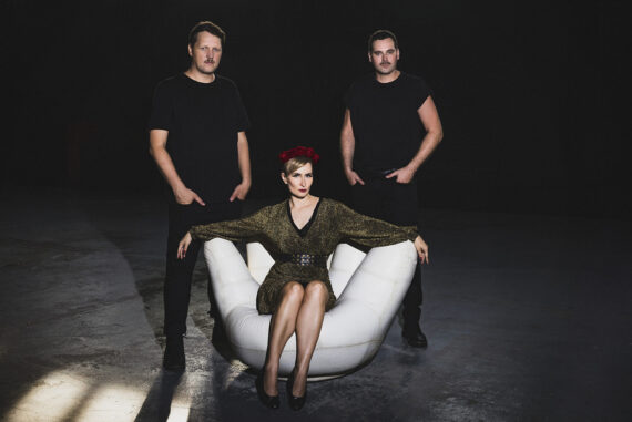 DINA SUMMER im Interview: "Momentan entdeckt eine jĂŒngere Generation diesen 'Dunkel-Sound' fĂŒr sich" DINA SUMMER im Interview: "Momentan entdeckt eine jĂŒngere Generation diesen 'Dunkel-Sound' fĂŒr sich"