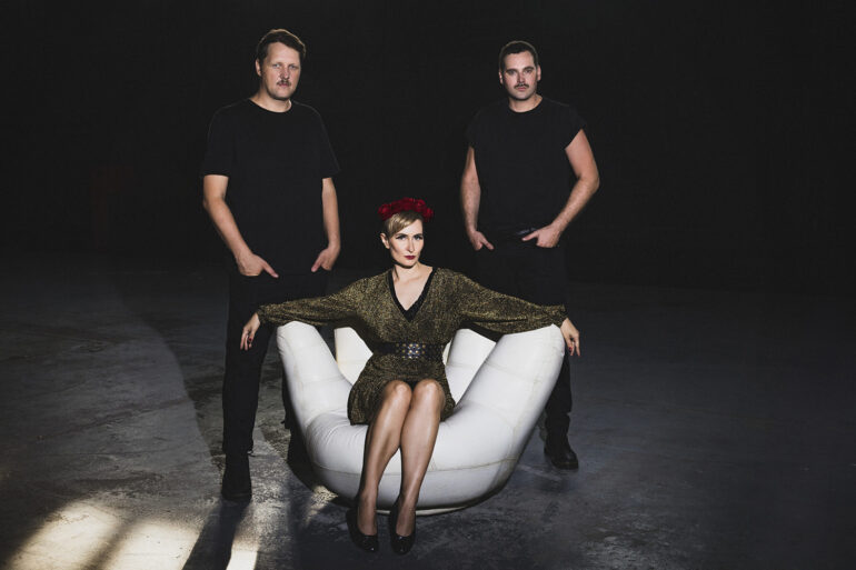 DINA SUMMER im Interview: "Momentan entdeckt eine jüngere Generation diesen 'Dunkel-Sound' für sich"