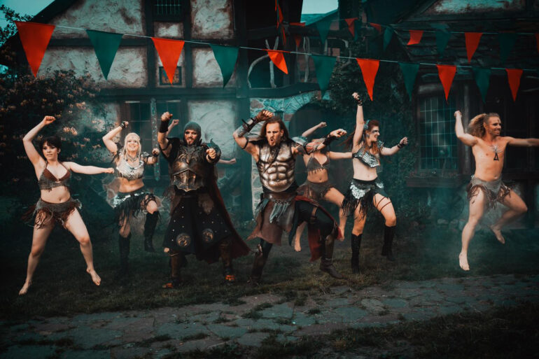 FEUERSCHWANZ lassen es krachen: „Gangnam Style“ trifft auf Metal – Neues Album Knightclub erscheint im Juli!