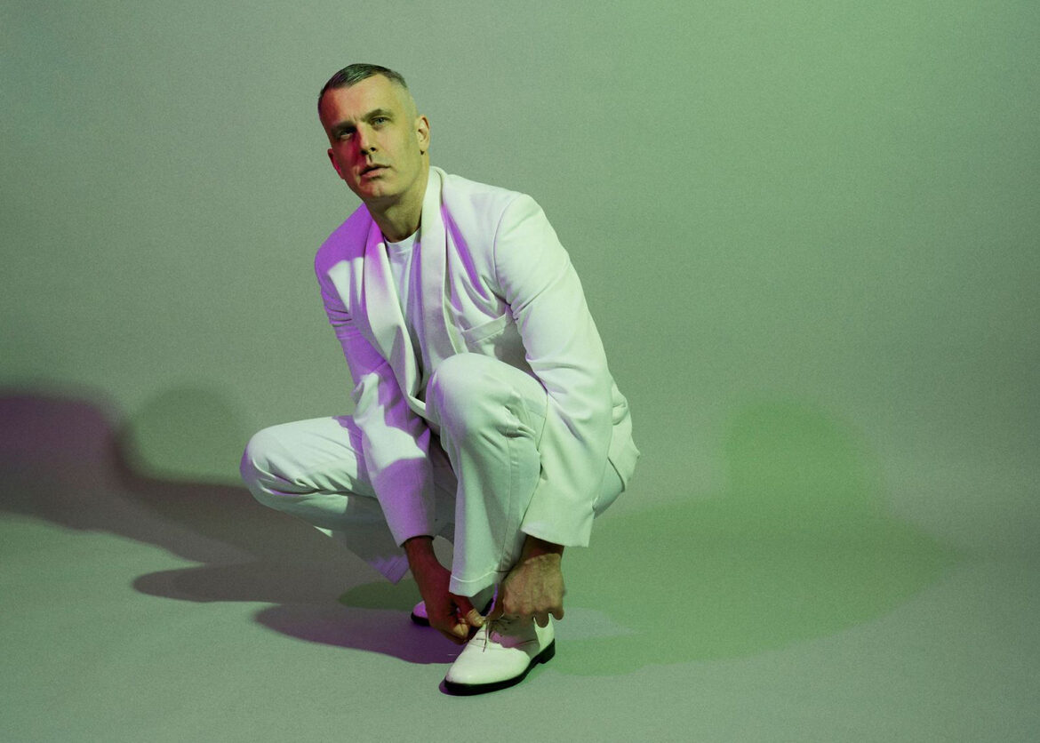 Disco, Schmerz und schwule Sichtbarkeit: THE HIDDEN CAMERAS präsentieren neue Single „How Do You Love?“ – auf 12-Inch mit Pet Shop Boys Remix!