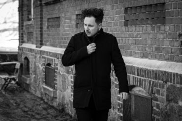 LORNING mit düsterer Synthwave-Ästhetik: 'Secret Smile' und 'Steine, Körper, Nebel auch' – Ein musikalischer Blick in die Schatten der Manie