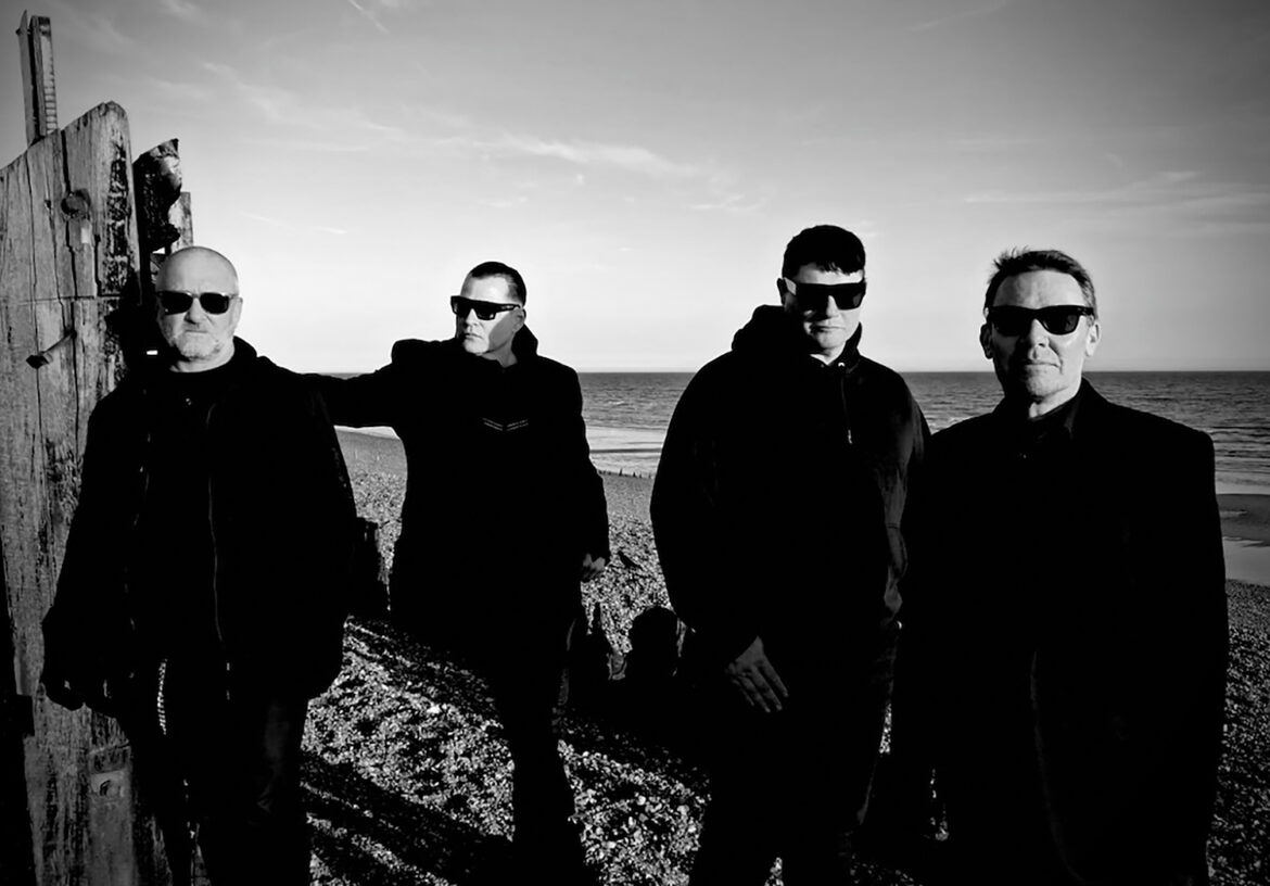 Zu schnell zum Leben – MASSIVE EGO veröffentlichen neue Darkwave-Single „Hit The Kerb Running“