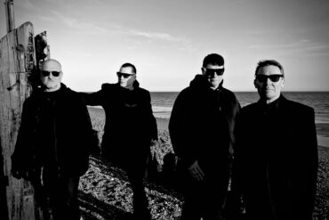 Zu schnell zum Leben – MASSIVE EGO veröffentlichen neue Darkwave-Single „Hit The Kerb Running“