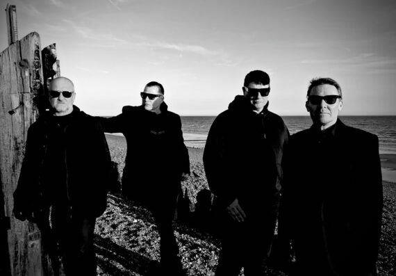 Zu schnell zum Leben – MASSIVE EGO veröffentlichen neue Darkwave-Single „Hit The Kerb Running“