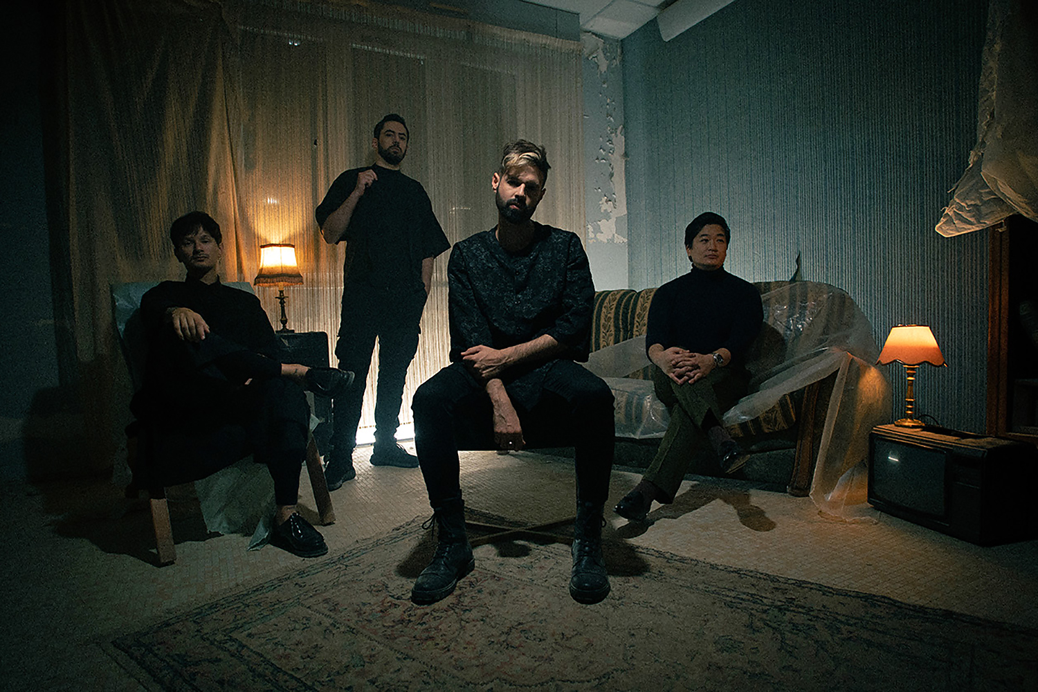 REVNOIR präsentieren mit "New World" eine cineastische Metalcore-Vision