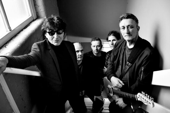 Dunkle Prophezeiung, leuchtender Klang: CHAMELEONS veröffentlichen neue Single „Saviours Are A Dangerous Thing“