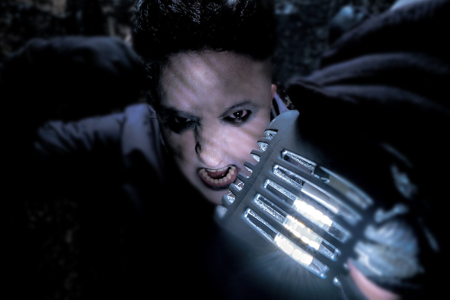 DULCE LIQUIDO entfesselt düstere Energie mit neuer Single: "Get On Your Knees" ab sofort erhältlich!