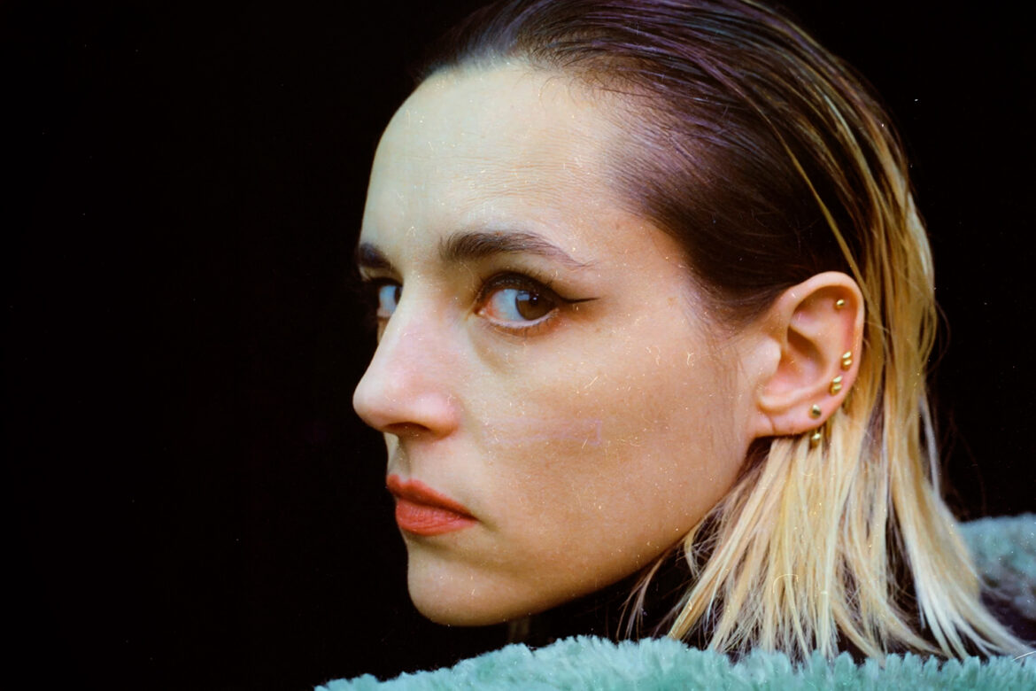 JEHNNY BETH kehrt mit „Broken Rib“ zurück – Neues Album „You Heartbreaker, You“ für August angekündigt