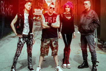 KMFDM feiern 20 Jahre „HAU RUCK“ mit wuchtigem Reissue – jetzt in „FREE YOUR HATE 2025“ reinhören