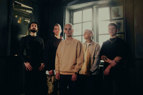 LANDMVRKS: Neues Video „Blood Red“, Album „The Darkest Place I’ve Ever Been“ & große Tour 2025