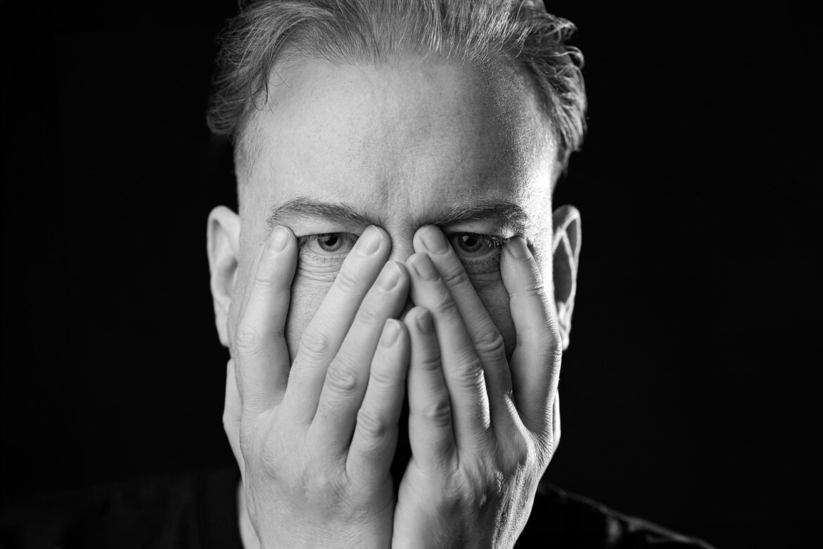MAX RAEL enthüllt neuen Track "Slightly Less Than Human" – elektronische Dystopie trifft auf existenzielle Tiefe