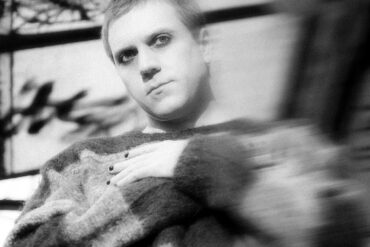 Zwischen Schatten und Sehnsucht: Berliner Newcomer MOTE veröffentlicht düstere Indie-Rock-Single „Dark Granite“