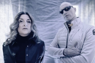 X MARKS THE PEDWALK kündigen neue Single „Light Your Mind“ an – Synthpop-Hymne mit emotionaler Tiefe