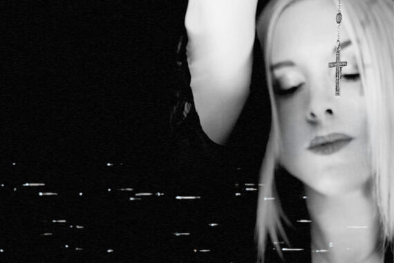 Zwischen Begehren und Kontrolle: “Sinner Sinner” von BLISS MY HEART – Ein düsteres Klangkino