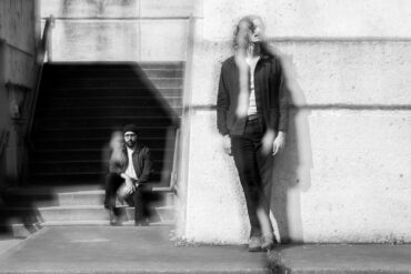 Zwischen Ankunft und Aufbruch: PACKAGING kündigen Debütalbum an und veröffentlichen Video zu „Running Through the Airport“