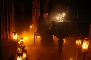 Im Schein der Flammen durch die Nacht – ROSA†CRVX nehmen der Angst mit „Nescit Nox“ ihre Macht