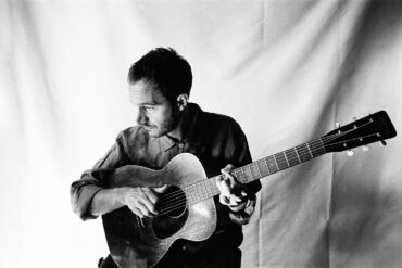 TOM SMITH Frontmann der Editors startet Solokarriere mit gefühlvollem Debüt "Lights Of New York City"