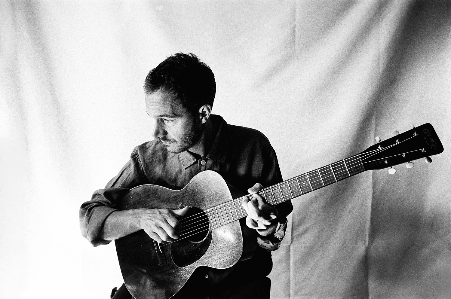 TOM SMITH Frontmann der Editors startet Solokarriere mit gefühlvollem Debüt "Lights Of New York City"