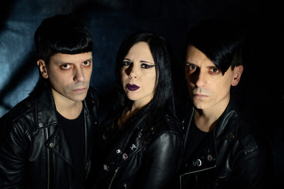 ASH CODE melden sich mit neuen Album „SYNTHOME“ zurück – Zwischen düsterer Energie und tanzbarer Melancholie
