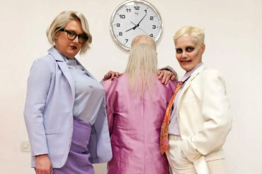 Die Gruppentherapie geht weiter: FEVER RAY veröffentlicht „Now’s The Only Time I Know (Therapy Session)” – neues Live-Album & Bildband angekündigt