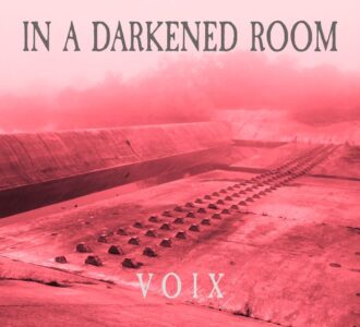 „Voix“ – IN A DARKENED ROOM öffnen die Türen zur verletzlichsten Kammer des Herzens