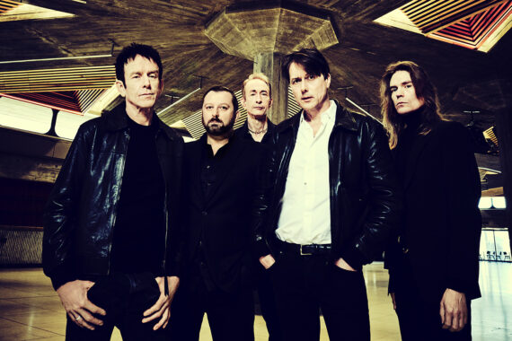 SUEDE tanzen gegen die Kälte der Zeit: Neue Single „Dancing With The Europeans" und Video kündigen zehntes Album Antidepressants an