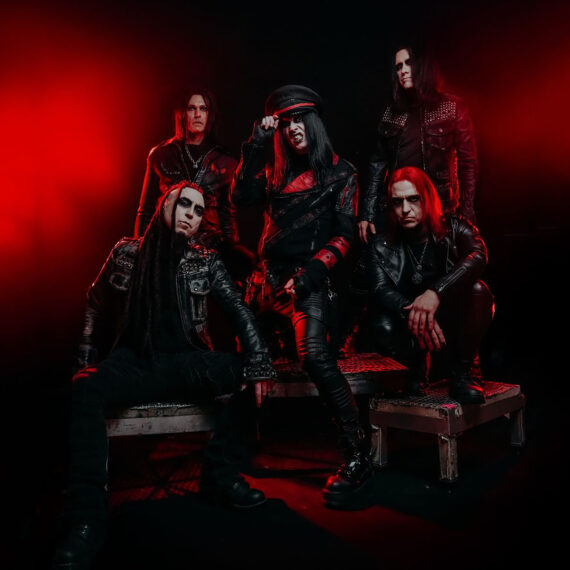 Von der Gruft direkt auf die Party: WEDNESDAY 13 feieren mit „Rotting Away“ ein makabres Musikvideo voller Charme & Verwesung
