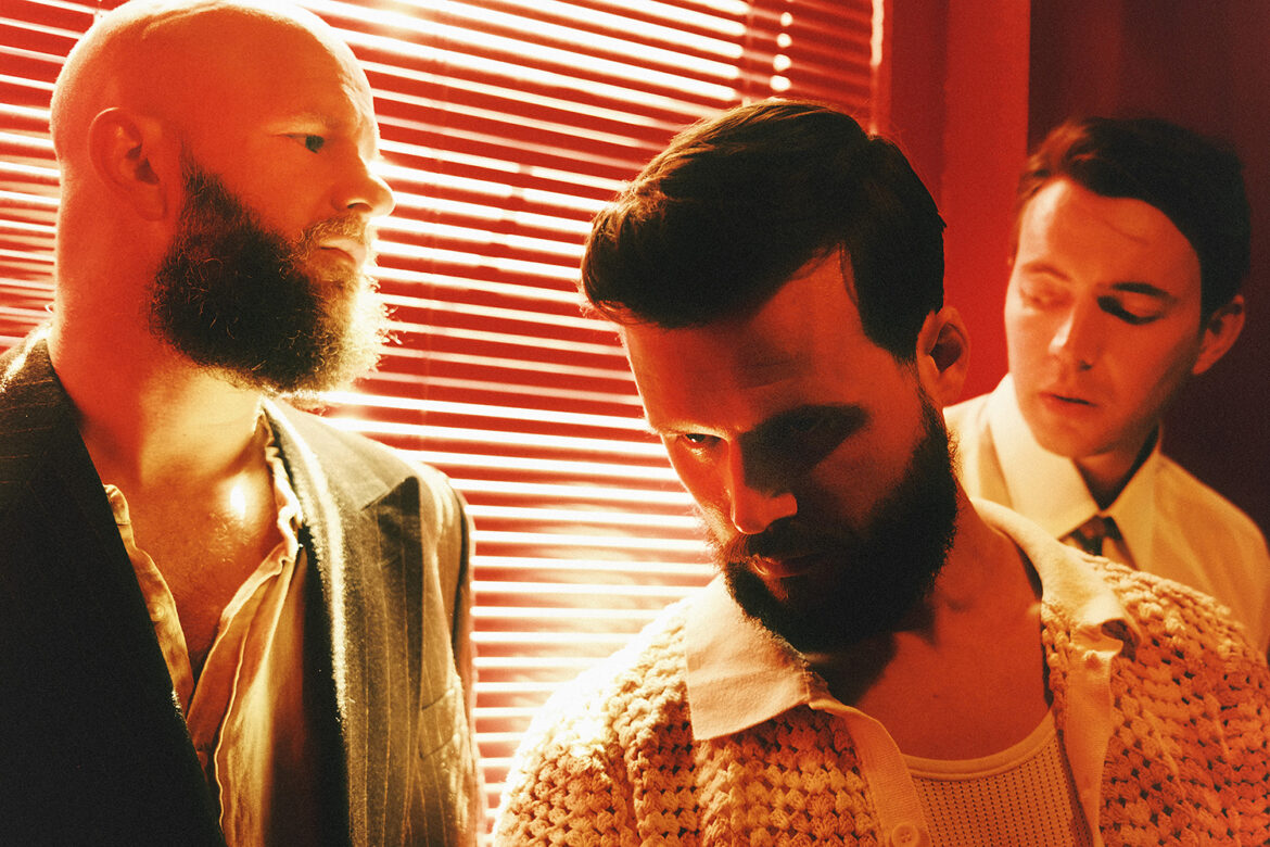 WHITE LIES veröffentlichen hypnotische neue Single „In The Middle“ – ein Vorgeschmack auf ihr kommendes Album Night Light