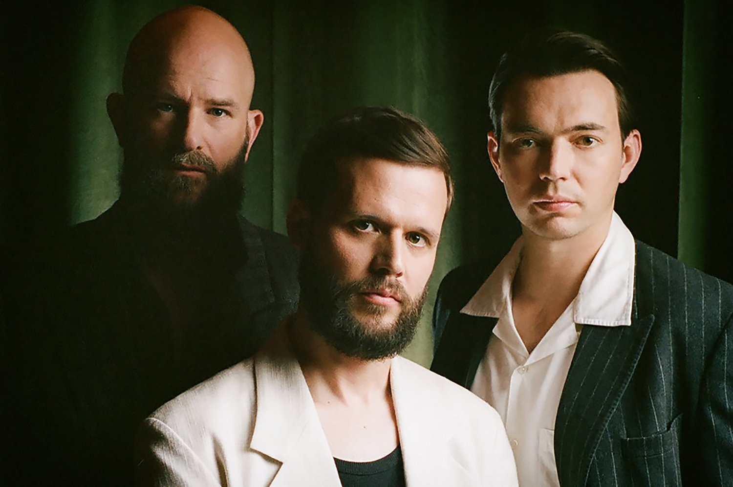 WHITE LIES spendieren ihrer Single „In The Middle“ stilvolles Video – neues Album Night Light erscheint im November, Tour für 2026 steht