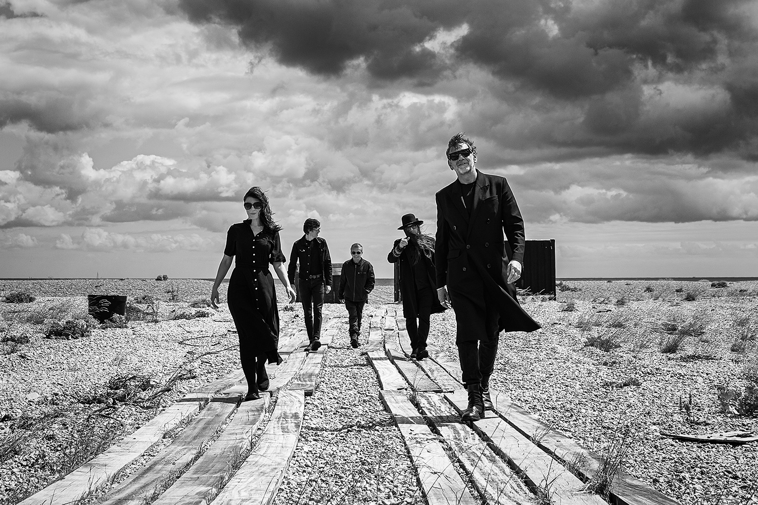 ARCHIVE kündigen neues Album „Glass Minds“ an und zeigen mit „Wake Up Strange“ eine überraschende Wendung ARCHIVE kündigen neues Album „Glass Minds“ an und zeigen mit „Wake Up Strange“ eine überraschende Wendung