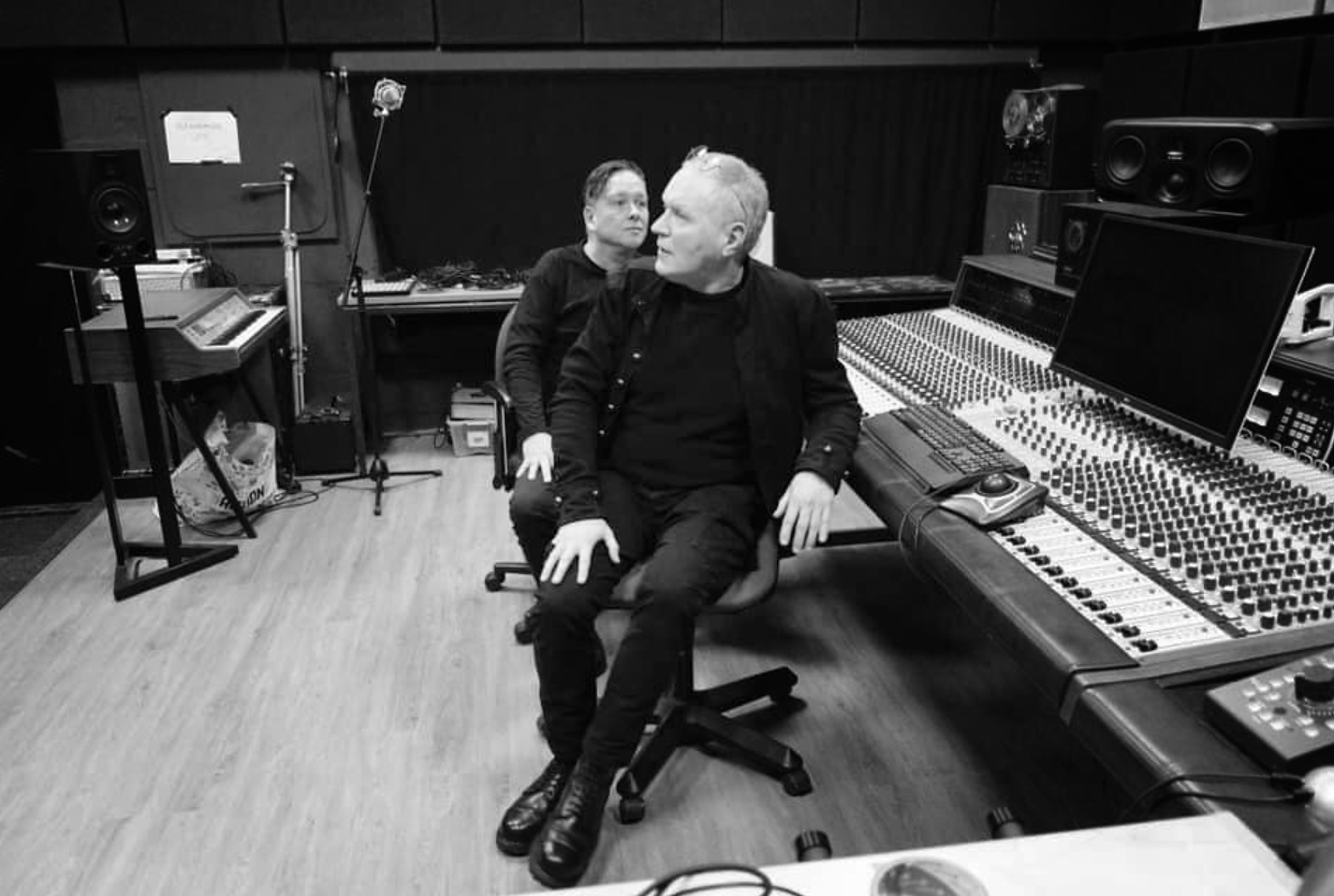 NTRSN legen mit „Man Is Machine“ und dem Album „The Final Collapse Report“ ein präzises Update ihres Industrial-Entwurfs vor