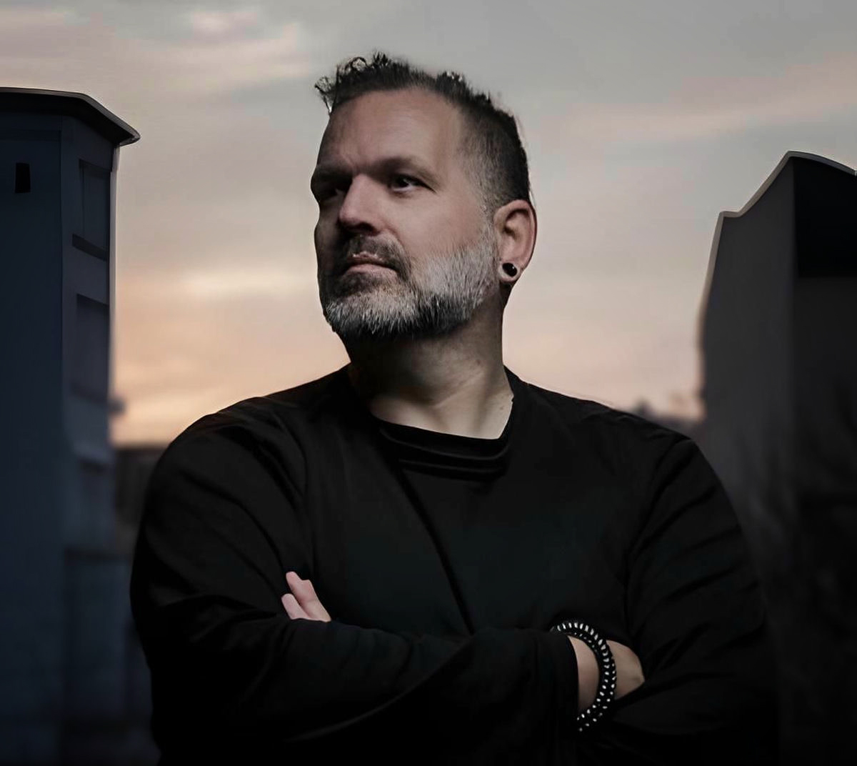 XOTOX veröffentlicht neue EP „I am NOMAD“ – Ein Aufruf zur Selbstbestimmung im Industrial-Gewand